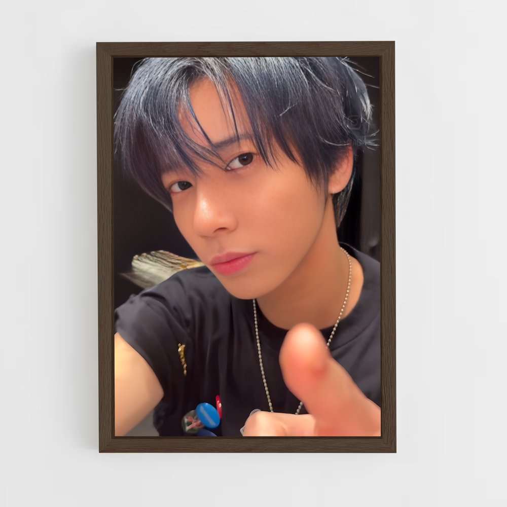 ap-taehyun-2 cadre Bois foncé