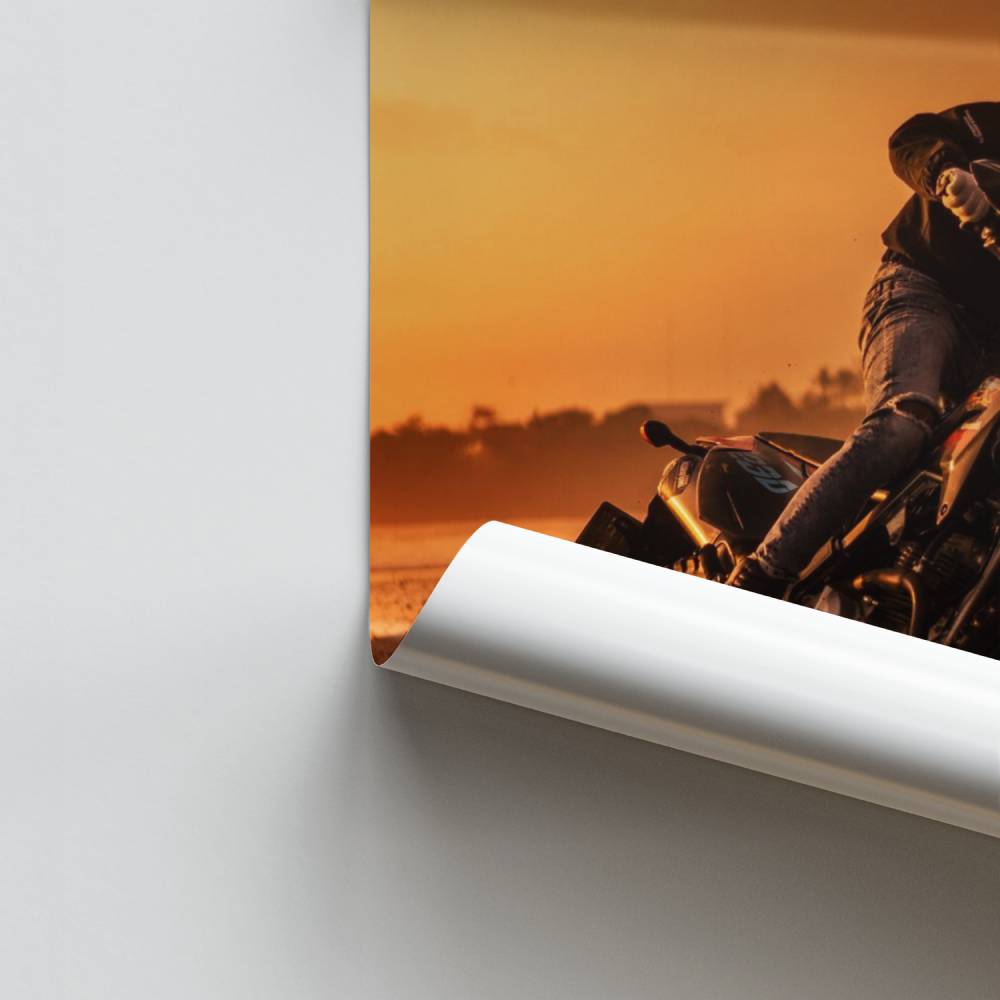 Poster di motocross alla deriva al tramonto