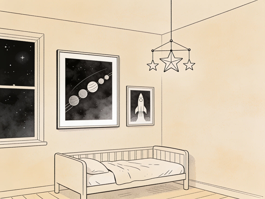 Chambre d'enfant avec affiches espace : système solaire et fusée en illustration ligne noire sur fond beige