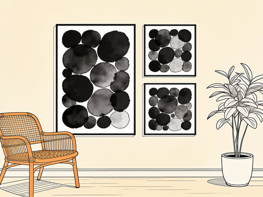 Salon avec mur de trois affiches noir et blanc encadrées, fauteuil en rotin et plante verte, illustration style croquis d'architecte