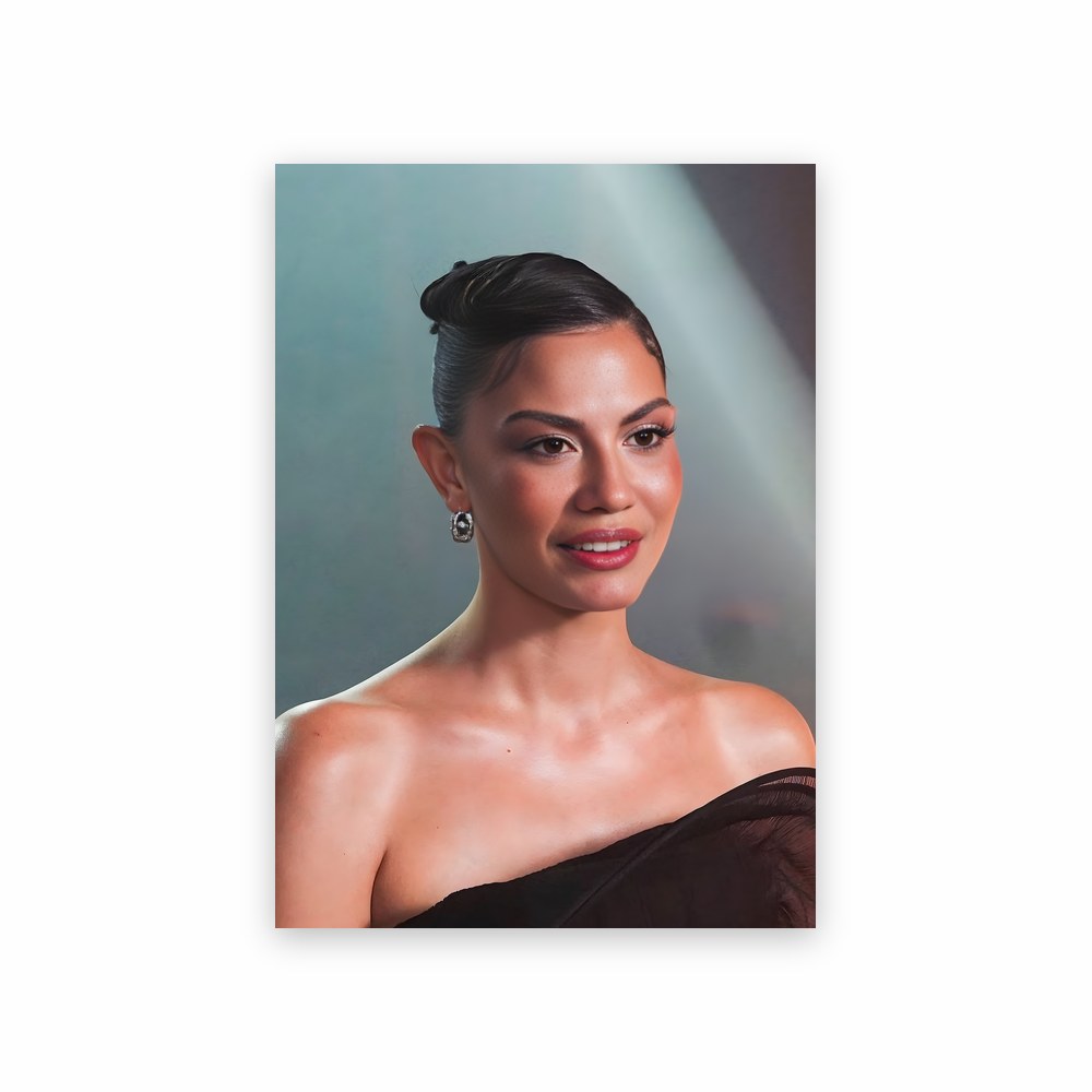 Poster Demet Özdemir en robe noire chic