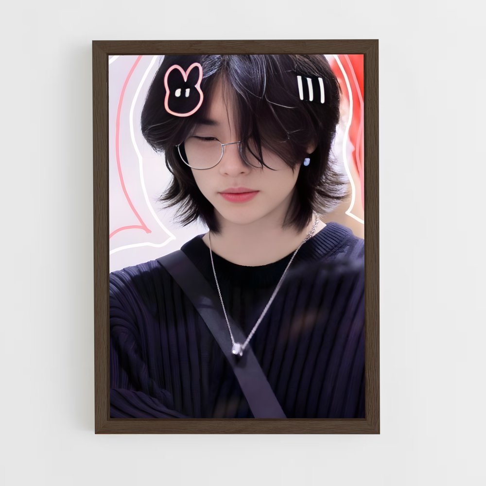 ap-hyunjin-2 cadre Bois foncé