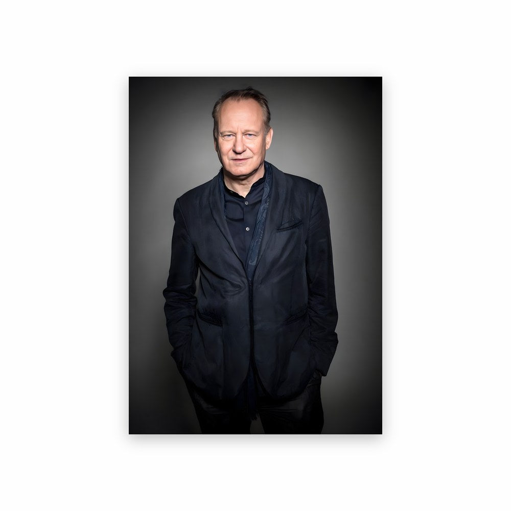 Poster Stellan Skarsgård en costume et cravate