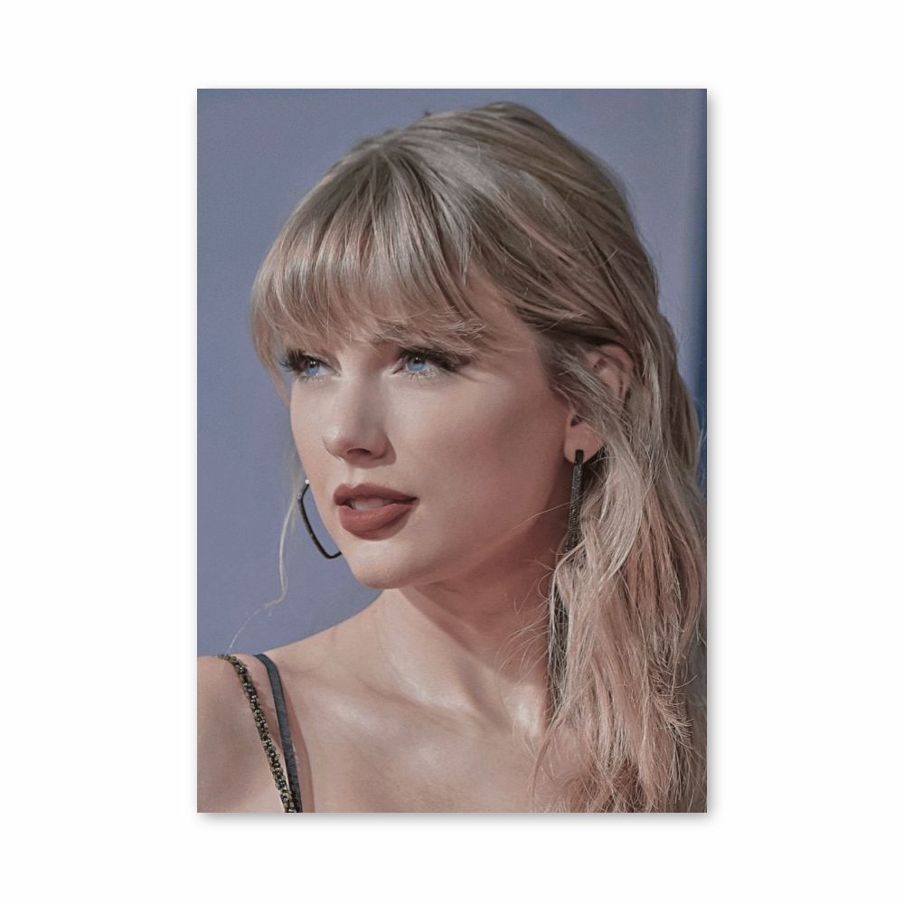 Poster di Taylor Swift con la frangetta