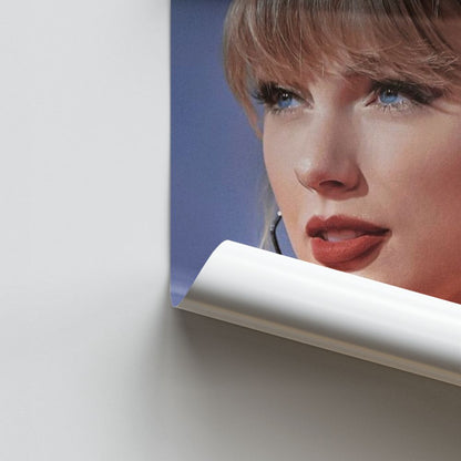 Poster di Taylor Swift con la frangetta