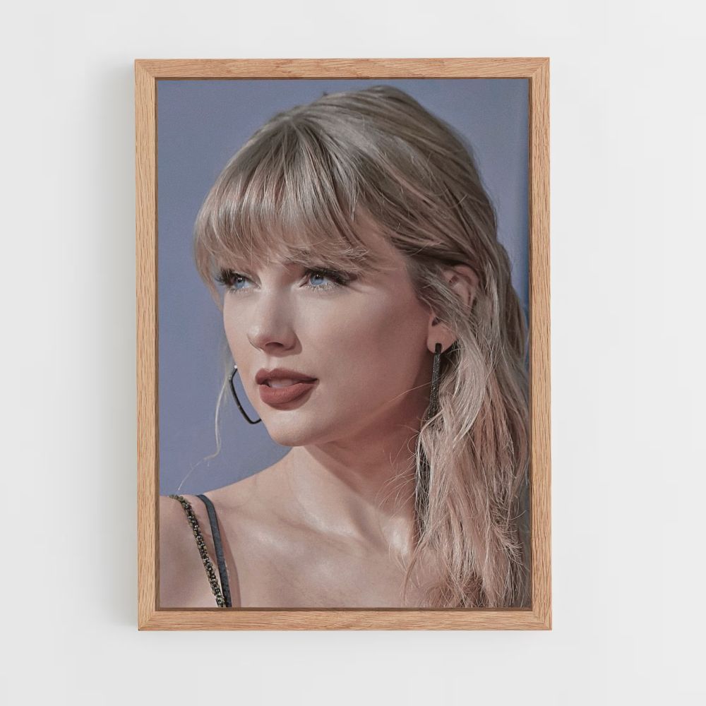 Poster di Taylor Swift con la frangetta